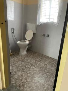 シロンにあるKeeon Private Room Frontのトイレと窓のあるバスルーム