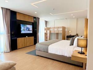 ラートクラバンにあるCanalis Suvarnabhumi Airport Hotelのベッドルーム(ベッド1台、テレビ付)