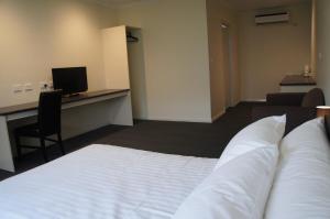 Un pat sau paturi într-o cameră la Heyfield Railway Hotel