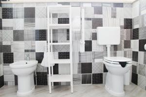 een badkamer met een toilet en een wastafel bij Sperlonga Center Holiday in Sperlonga