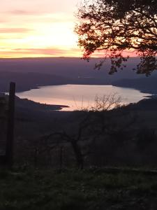 a view of a body of water at sunset at Piccola Sorpresa Il preferito degli escursionisti sul Cammino in Scoppieto