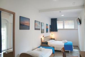 ein Hotelzimmer mit 2 Betten und einem Fenster in der Unterkunft Sperlonga Center Holiday in Sperlonga