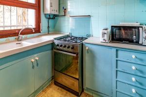 an old kitchen with a stove and a sink at Carboneras 45 - Apartamento con terraza in Girona +5 photos