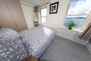 Letto o letti in una camera di Unit 6 Penthouse Apartment With Harbour & Island Views