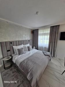 Postel nebo postele na pokoji v ubytování ArcDoor Apartamenty