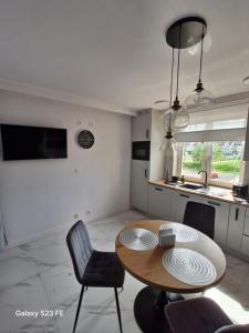 TV a/nebo společenská místnost v ubytování ArcDoor Apartamenty