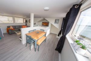 Cucina o angolo cottura di Unit 6 Penthouse Apartment With Harbour & Island Views