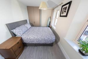 Letto o letti in una camera di Unit 6 Penthouse Apartment With Harbour & Island Views