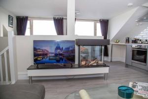 soggiorno con grande acquario di Unit 6 Penthouse Apartment With Harbour & Island Views a Cobh