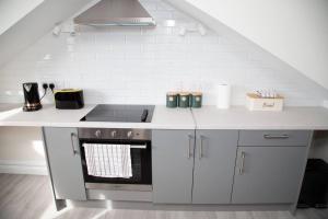 Cucina o angolo cottura di Unit 6 Penthouse Apartment With Harbour & Island Views