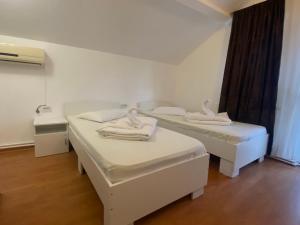 2 camas en una habitación de hospital con ventana en Vile Mamaia Nord, en Mamaia Nord – Năvodari