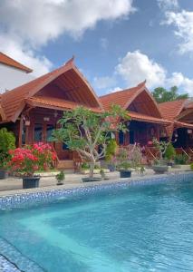 una casa con una piscina di fronte di Uli Wood Villa, Jimbaran BALI - near GWK a Jimbaran