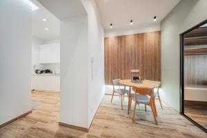 Una cocina o cocineta en TheWICKI 22 - Wunderschöne Apartments in Wien 77 fotos más