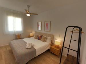 Posteľ alebo postele v izbe v ubytovaní Preciosa Villa Independiente 100metros playa 10personas, Free Parking, Fully renovated Now