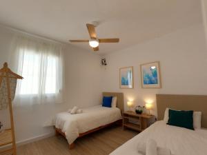 Posteľ alebo postele v izbe v ubytovaní Preciosa Villa Independiente 100metros playa 10personas, Free Parking, Fully renovated Now + 29 fotografií