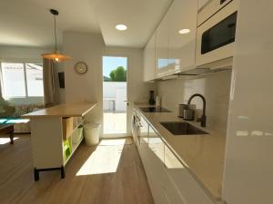 Kuchyňa alebo kuchynka v ubytovaní Preciosa Villa Independiente 100metros playa 10personas, Free Parking, Fully renovated Now