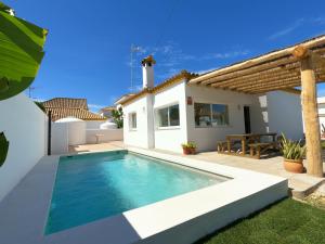Bazén v ubytovaní Preciosa Villa Independiente 100metros playa 10personas, Free Parking, Fully renovated Now alebo v jeho blízkosti