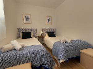 Posteľ alebo postele v izbe v ubytovaní Preciosa Villa Independiente 100metros playa 10personas, Free Parking, Fully renovated Now