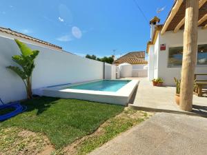 Bazén v ubytovaní Preciosa Villa Independiente 100metros playa 10personas, Free Parking, Fully renovated Now alebo v jeho blízkosti