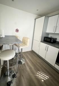 Kuhinja oz. manjša kuhinja v nastanitvi Roomy Manchester 3-Bed with Complimentary Parking!