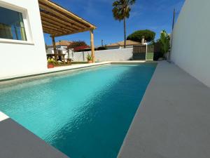 Bazén v ubytovaní Preciosa Villa Independiente 100metros playa 10personas, Free Parking, Fully renovated Now alebo v jeho blízkosti