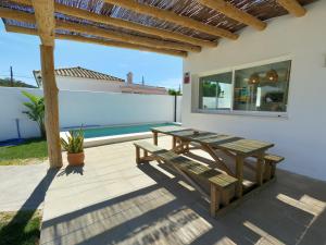 Bazén v ubytovaní Preciosa Villa Independiente 100metros playa 10personas, Free Parking, Fully renovated Now alebo v jeho blízkosti