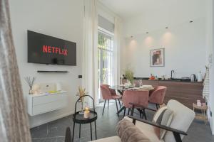 TV a/nebo společenská místnost v ubytování Piccola Como Lotus by Rent All Como
