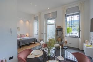 Postel nebo postele na pokoji v ubytování Piccola Como Lotus by Rent All Como