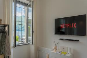 TV a/nebo společenská místnost v ubytování Piccola Como Lotus by Rent All Como