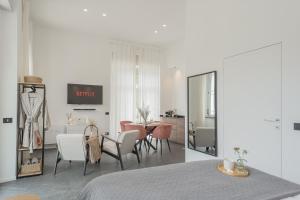 TV a/nebo společenská místnost v ubytování Piccola Como Lotus by Rent All Como