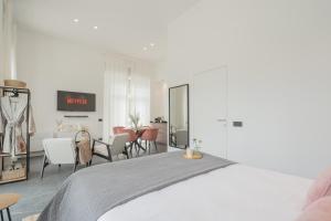Postel nebo postele na pokoji v ubytování Piccola Como Lotus by Rent All Como