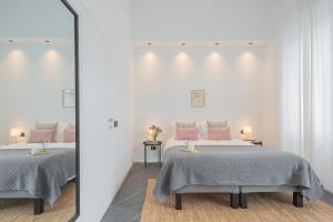 Postel nebo postele na pokoji v ubytování Piccola Como Lotus by Rent All Como