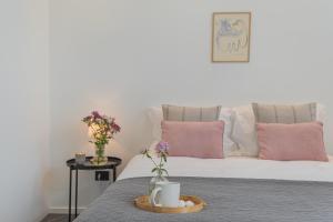 Postel nebo postele na pokoji v ubytování Piccola Como Lotus by Rent All Como