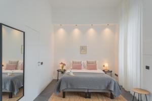 Postel nebo postele na pokoji v ubytování Piccola Como Lotus by Rent All Como