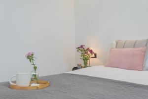 Postel nebo postele na pokoji v ubytování Piccola Como Lotus by Rent All Como