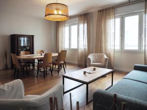a living room with a table and chairs at Appartement au cœur de Brest in Brest