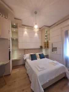 een slaapkamer met een groot wit bed met blauwe kussens bij Frem lord in La Spezia