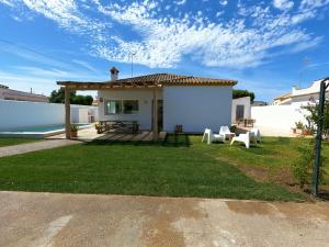 Vonkajšia záhrada v ubytovaní Preciosa Villa Independiente 100metros playa 10personas, Free Parking, Fully renovated Now