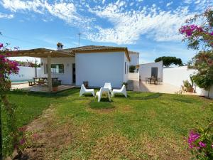 Vonkajšia záhrada v ubytovaní Preciosa Villa Independiente 100metros playa 10personas, Free Parking, Fully renovated Now