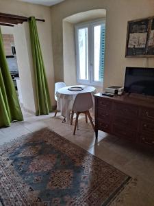 TV a/nebo společenská místnost v ubytování Studio pour couple