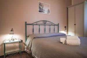 - une chambre avec un lit et 2 serviettes dans l'établissement B&B PIANO del RE, à Partinico