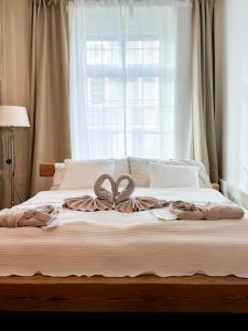 een bed met een lint erop en een raam bij Exklusives Stadt - Apartment mit 2 Schlafzimmern und privater Innenhofterrasse in Bern