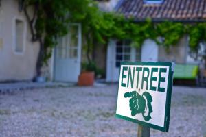 a sign that reads entrance in front of a house at Chateau de la Vieille Chapelle in Lugon et l’Ile du Carney