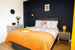 Un pat sau paturi într-o cameră la Lovely 2-Bedroom Home in Haydock with Free Parking