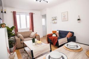 Кът за сядане в Lovely 2-Bedroom Home in Haydock with Free Parking