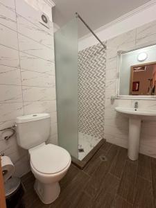 A bathroom at Complex Sands Holiday Apartments