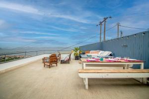 balcón con mesa y sillas en el techo en Rooftop Océan à 180º - Trafaria en Trafaria