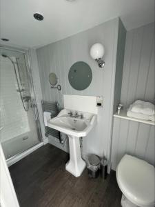 y baño con lavabo, ducha y aseo. en The Royal Albion en Broadstairs