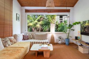a living room with a couch and a table at Oasis Piscine et Golf 4ch Caparica in Aroeira