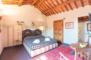 1 dormitorio con cama y techo de madera en Hotel Della Fortezza, en Sorano